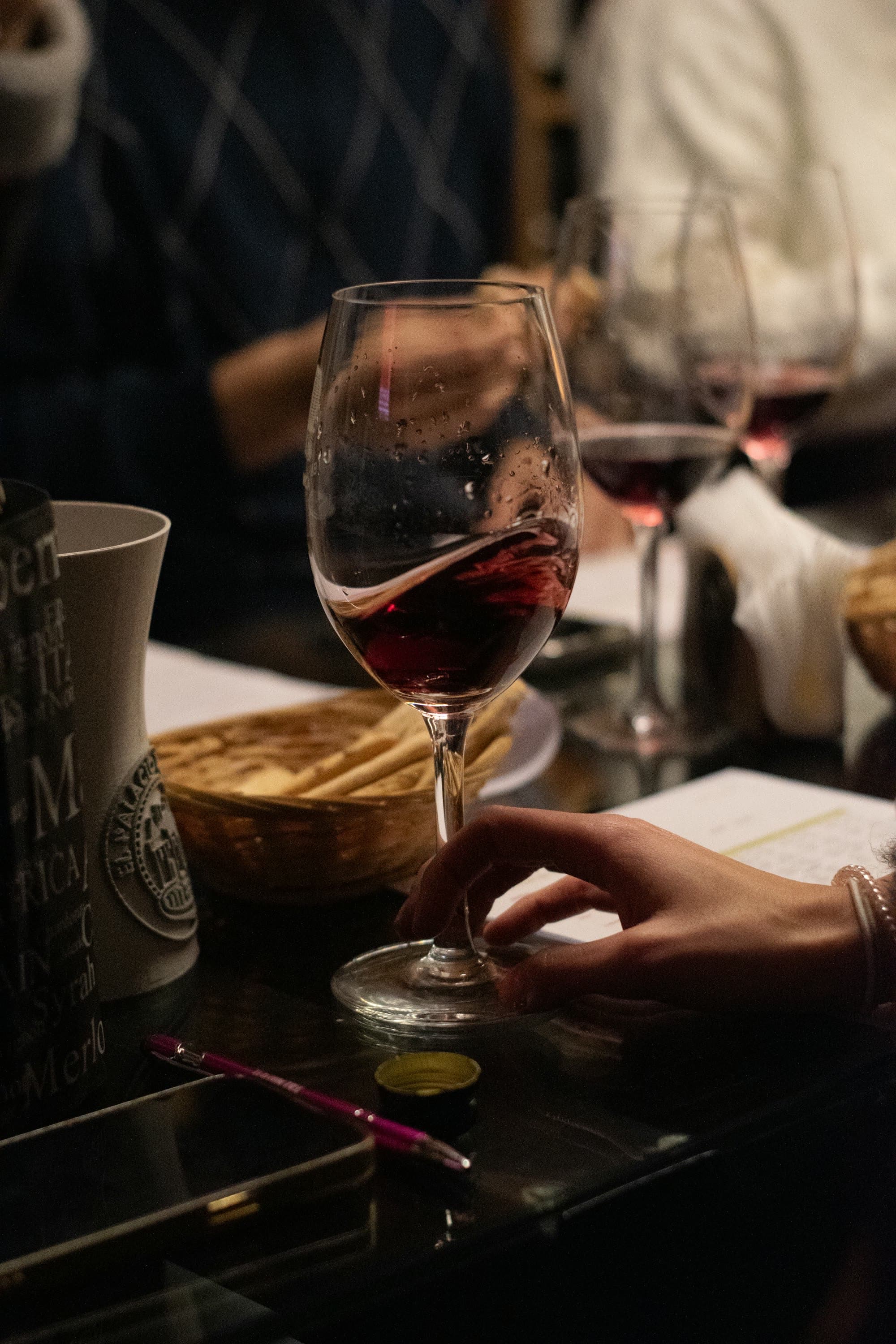 Un verre de vin rouge que l'on fait tourner pour l'aérer